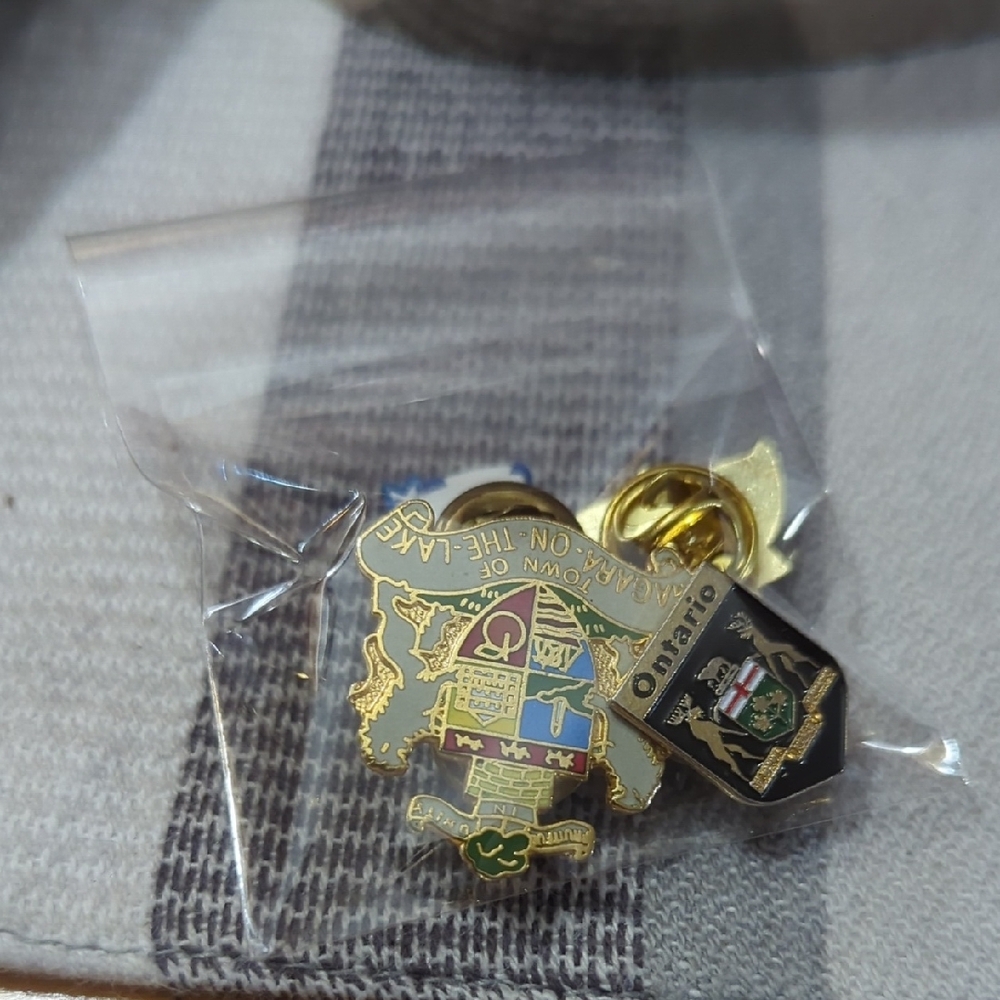 6/$15 Set of 4 Canadian Province & Symbol Pins  Ontario, Nova Scotia, Trillium - Picture 8 of 10